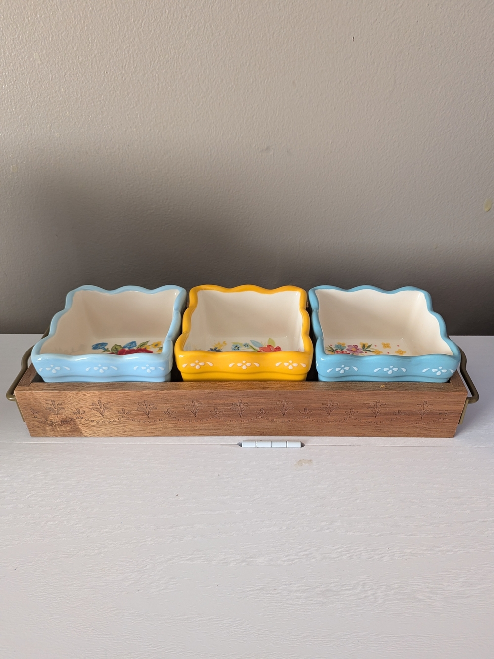 The Pioneer Woman Floral Medley 4-pc Stoneware Condiment Set Acacia Wood Tray